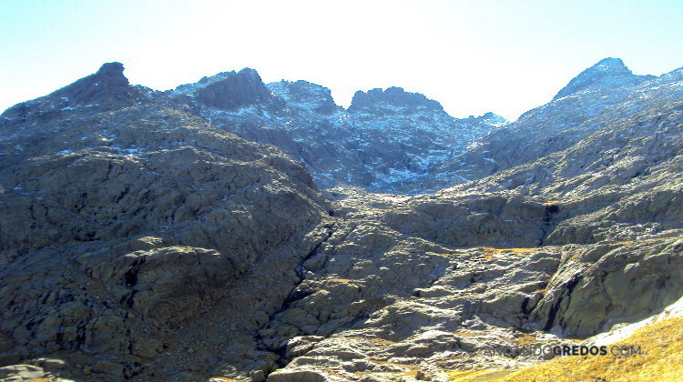 Desagüe del Gargantón. Arriba Risco Negro, Cerro Huertos, Risco Moreno, Ameal y cresta de la Galana