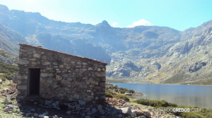 Refugio y laguna de Galín Gómez. La Azagaya al fondo en medio