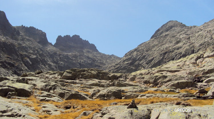 Cresta del Cerro de Los Huertos y el Risco Moreno (Izqda). El Cuchillar de la Galana (dcha.)