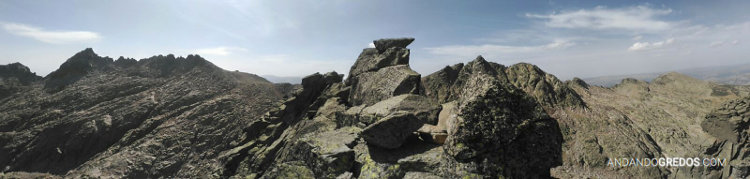 Desde la cima del Ameal, en primer término la propia cima. Detrás de la Mogota del Cervunal, la Galana y el Almanzor  