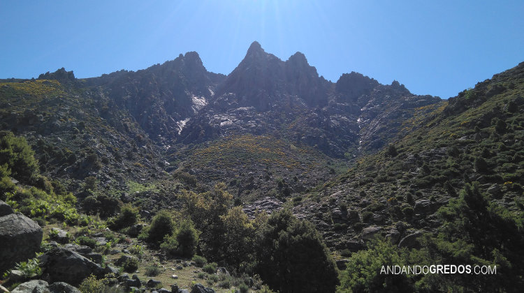 Las tres cimas de la Peña de Chilla vistas desde la Garganta Tejea