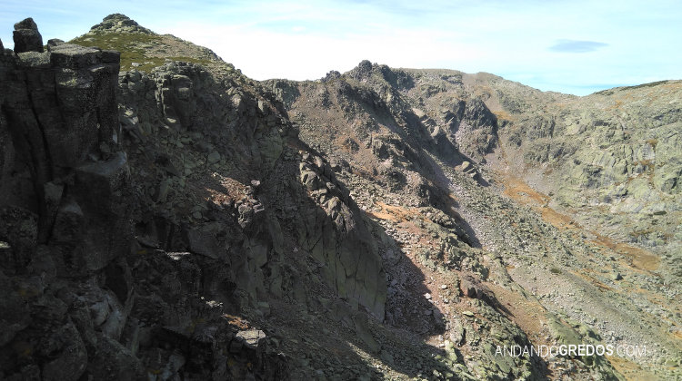 Canchal del Turmal (Izda.), en el centro, al fondo, el Pico Talamanca